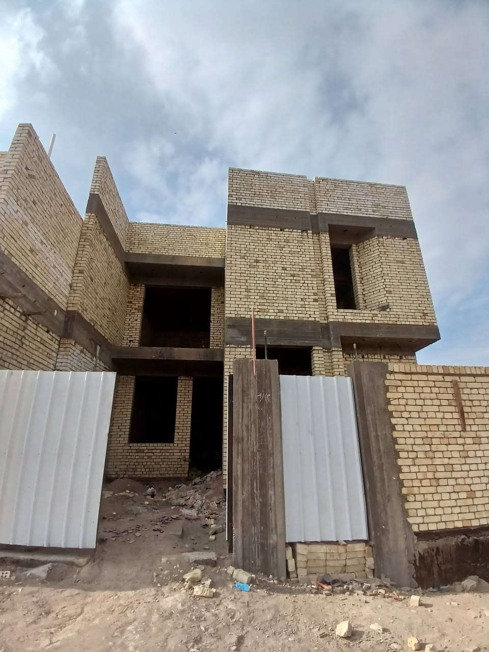 هيكـــــــــل للبيـــــــــــــع.... 
طابــــــــو مــــــلك صـــــــرف.... 
ــــــــــــــــــــــــــــــــ
حي الظباط الثانيــــــــــه قرب مجمــــــــــع القضاة..... 
بمســـــــــاحه // 250م طابقيــــــــن  ركـــــــــن... 
ـــــــــــــــــــــــــــــــــــــــ
أربعة غرف نـــــــــــوم 
صالــــــه هـــــــول مطبـــــــــــخ حار بارد 
صحيات خارجية وداخليه كــــــــــراج حديقــــــــــه ومناور.... 
ـــــــــــــــــــــــــــــــــــــــــــــــــــ
***********
***********
