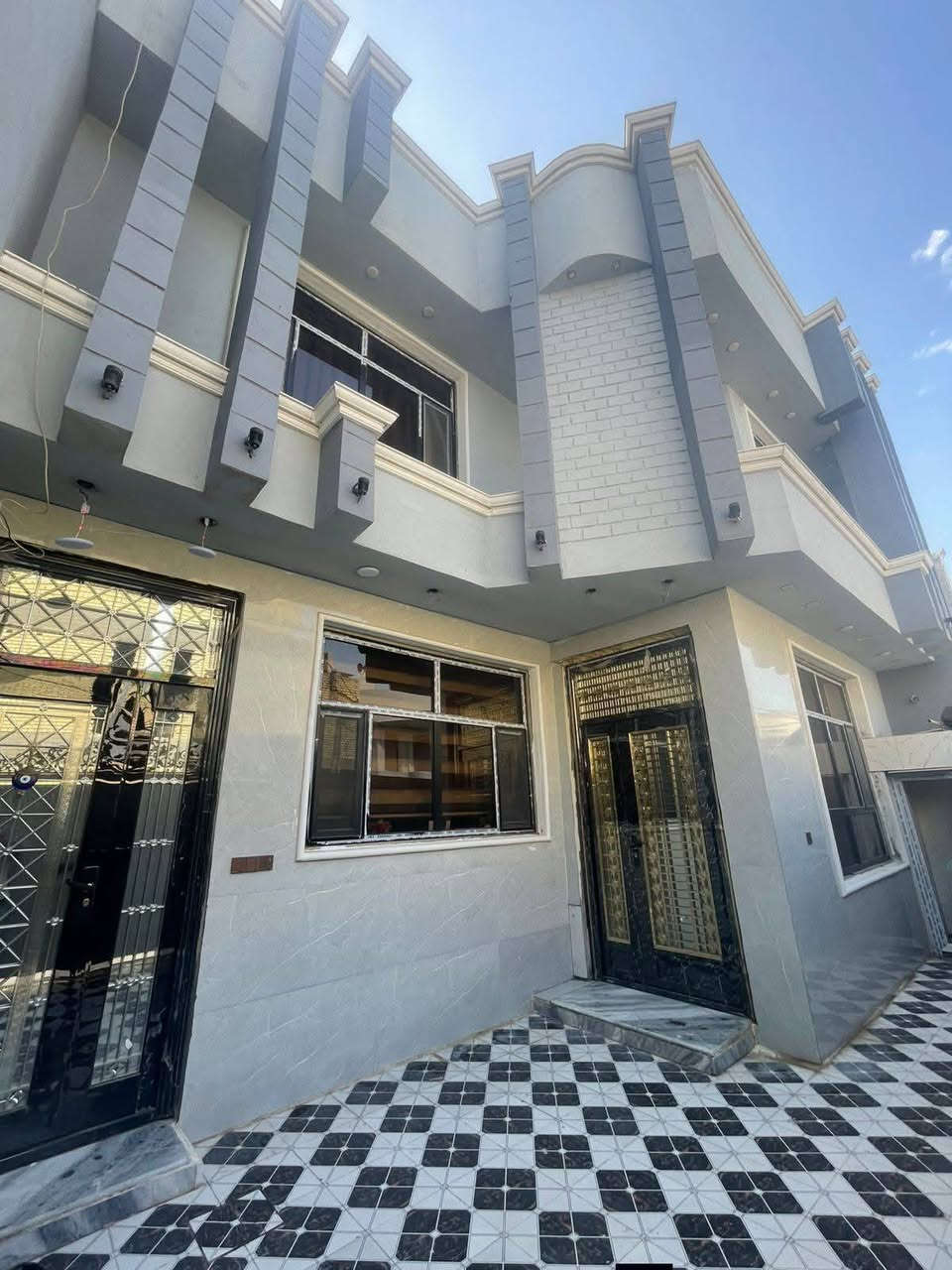 السلام عليكم بيت للبيع خلف محطه بته مباشره ثاني بيت موقع مميز جدا وبسعر مناسب 🔥
للبيع بيت مساحه 160 متر واقع حال 170 متر  طابو زراعي....

واجهه 10 متر .......
 
الموقع خلف محطه بانزين خانه بته مباشره موقع ممتاز ممتاز...
خدمات كامله ماء وكهرباء ومجاري وتبليط شارع 10 متر ......

يتكون من طابقين 
الطابق الاول ⬇️ ⬇️⬇️⬇️⬇️⬇️⬇️⬇️
( طارمه. استقبال. مطبخ. صاله. صحيات داخليه . غرفه نوم.).....
الطابق الثاني يتكون من ⬇️ ⬇️⬇️⬇️⬇️
(غرفتين نوم. بيتونه. مجمع صحيات. مطبخ.)...
البيت بناء حديث درجه اولى اي نقص ما بي الابواب كله سحب لون ابيض صاج تصميم تركي درجه اولى....
البيت طابو زراعي...
#سعر البيت جدا مناسب ومال بيع وارخص بيت بالمنطقه هوه....
للاستفسار اكثر الاتصال على الرقم 
 ***********.....
