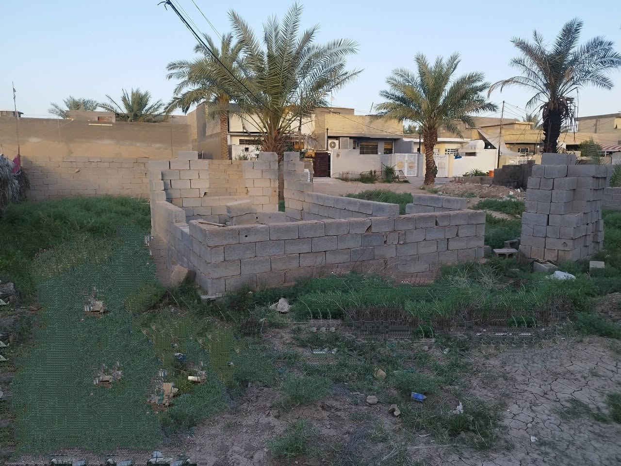 السلام عليكم قطعه للبيع  قريه المعامره مقابيل حي الجزائر مساحتها  450 متر. كل الخدمات يمها تبليط مجاري وكهرباء  هذا رقم للأستفسار ***********
