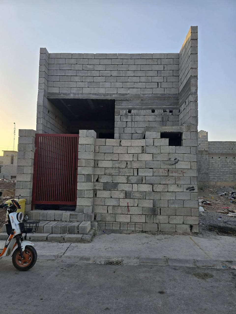 السلام عليكم هيكل للبيع مساحة ١٠٠ متر واجه ٥ نزال ٢٠ يتكون من مطبخ استقبال صالة غرفة نوم صحيات بيتونه استارة حمام قاط ثاني بناء حديث ودرجة اولى وخريطة مهندس موقع الجزء الثاني خلف مسجد المدينة المنوره 
خدمات ماء كهرباء مجاري تبليط سواقي ارصفة يعني خدمات كاملة.السعر ٣٧ وبي مجال للشراي ويريد يستقر وبالعافية عليه.للتواصل *********** 
غير متواجد على الفيس اتصال فقط.
