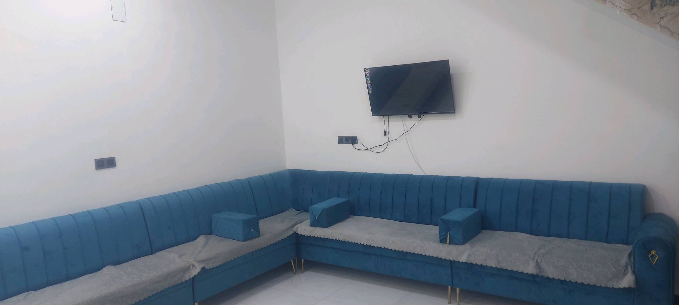 بيت للبيع الحولي مجمع حجي حسين طابقين المساحه 200م بناء حديث 
يحتوي على غرفتين نوم صاله  استقبال مطبخ 
مجمع صحيات داخلي خارجي 
الطابق الثاني غرفتين صاله مجمع صحيات 
للأستفسار ***********