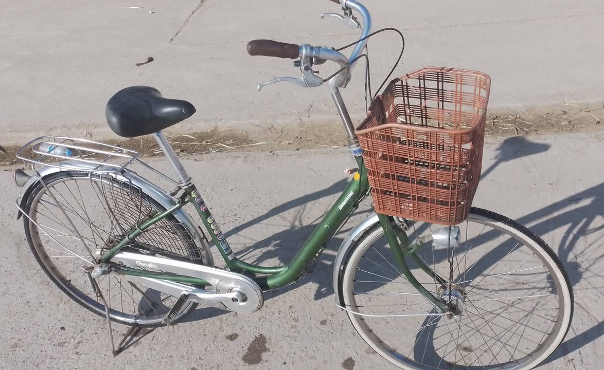 بايسكل للبيع 
اللون زيتوني 
النوع بناتي باله 
السعر ٦٠ الف 
العنوان بغداد المعامل العماري 
* بايسكل جديد ونضيف من كل تفاصيله
***********
