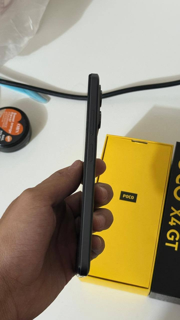 POCO X4 GT
📱 للبيع: POCO X4 GT (نسخة 256GB) كامل ملحقات وممفتوح ممبدل بي اي شي 
🔹 الموديل: POCO X4 GT
🔹 الذاكرة: 256GB UFS 3.1
🔹 الرام: 8GB LPDDR5
🔹 المعالج: MediaTek Dimensity 8100 (بتقنية 5nm) – أداء قوي للألعاب والاستخدام المكثف
🔹 الشاشة: 6.6 بوصة FHD+، معدل تحديث 144Hz، محمية بـ Gorilla Glass 5
🔹 الكاميرا الخلفية: 64MP + 8MP واسعة + 2MP ماكرو
🔹 الكاميرا الأمامية: 16MP
🔹 البطارية: 5080mAh
🔹 الشحن: سريع 67W
🔹 الصوت: سماعات ستيريو مع Dolby Atmos
🔹 الاتصال: يدعم شبكات 5G، Wi-Fi 6، Bluetooth 5.3، NFC (حسب المنطقة)، ومنفذ IR.
*ملاحضة:الجهاز بي شخوط بسيطة بل شاشة ونمش بل ظهر بسبب الكفر

السعر 180 الف دينار 

مكاني:نجف 

رقمي:***********
