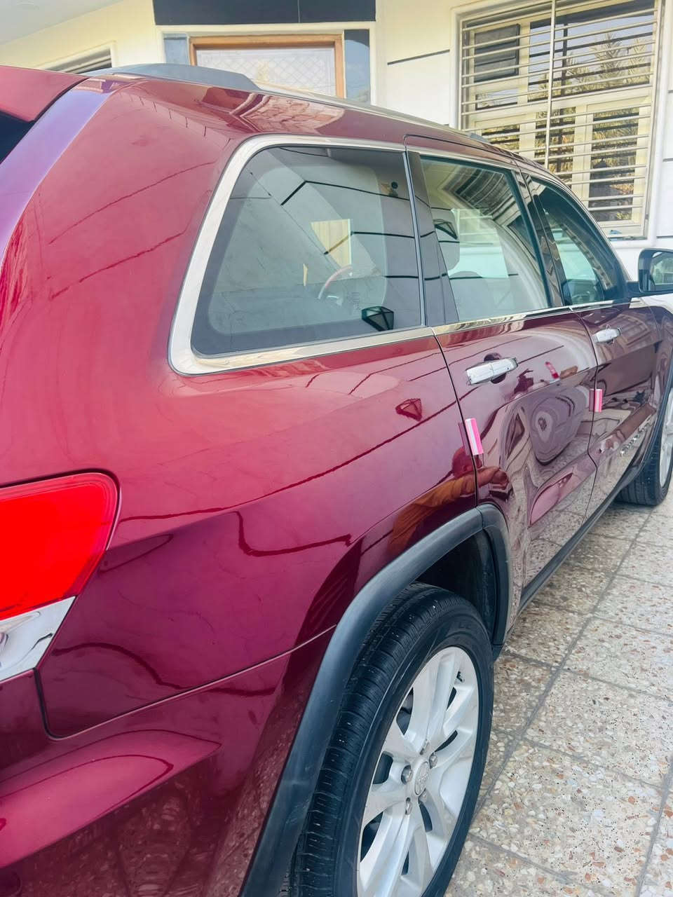 جيب شيروكي خليجي ٢٠١٧ ليمتد(وكالة ليث العبيدي) رقم بغداد الجديد الأنكليزي المواصفات ١.تشغيل عن بعد٢.بانوراما٣.كشنات جلد٤.ذاكرة وضعيات الجلوس ٥.صندوق كهربائي ٦.تدفئة تبريد مقاعد٧.اطفاء المحرك تلقائي عند الازدحام ٨.ماشية 64ميل ٩. بصمة الأتصال على الرقم ***********
