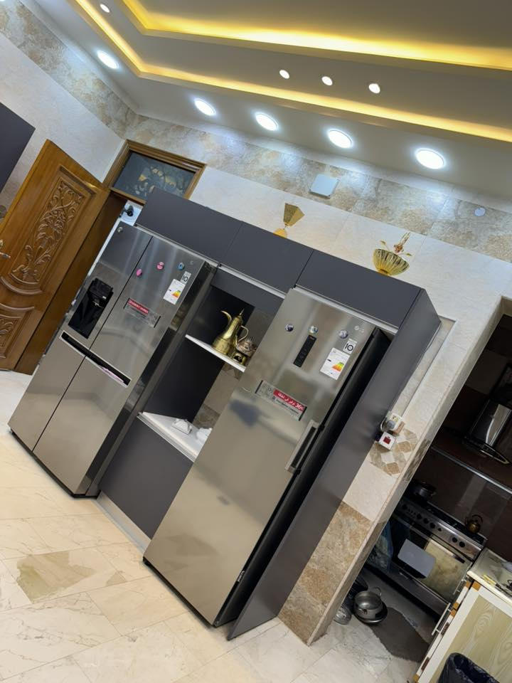 دار للبيع مساحه ٢٠٠ متر طابقين بناء حديث ونظام اوربي دبل فاليوم من الاساس لحد اخر شي بلبيت كله درجه فوق الاولى ومواد فوق الامتياز مال جناي تجي وتشوف بعينك وعدنا صور وفديوات من الاساس لحد ما كمل البيت وشنو المواد ومن احسن الماركات الموجوده 

الدار يحتوي على طابقين الطابق الاول:

 كراج كبير
مطبخ حار وبارد
مدخل يحتوي على صحيات
استقبال كبير 
صاله 
درج دور ومكان الدرج 3Dحجر والمحجر صاج دور
غرفة نوم 
مكاشيف ثنين كبار 
سويت خاص للصحيات
حمام كبير 
تواليت شرقي وغربي 
علما مواد الماء والمجاري حتى المرازيب الماني المنشأ بس الخلاط الواحد ب ١٥٠ الف 
الارضيه مرمر درجه اولى 
الابواب كله صاج درجه اولى جاوي الباب الوحده سعرها ٤٠٠ الف شتغلنا 
والباب الدفتريه موضحه بالصور
البيت نظام سقوف جبسن بورد في كل مكان شي مرتب وهادئ وحلو مو هوسه والوان كله نظام عالمي
الكهربائيات كله شركة سمارت ميلانو ونكس لايت

الطابق الثاني استنساخ من الطابق الاول ماكو فرق بكلشي هوه نفس البيت والصور الجوه نفسهن فوك بس فوك ٣ غرف

الدار طابو زراعي سند ١١٧ رقم الدار 10 مرقم من البلدية ومعاملته كاملة مال التطويب مكان الدار مميز النجف الاشرف الكوفه شارع ميثم التمار اكو محلات تجاريه ع الشارع السايدين مال ميثم هوه بكفه المحلات احنه ضهر بيتنه المحلات التجاريه موقع مميز وراقي الارض تابعه لحسين الشبيلي وهوه شارع واحد زراعي تقريبا ٥٠ بيت بي المكان مميز اسم المنطقه ١٧ تموز (الكريشات)كاع حسين الشبيلي يبعد عن مسجد الكوفه ٥٠٠ متر تقريبا السعر 200مليون  وبي مجال بسيط للاستفسار *********** -***********
