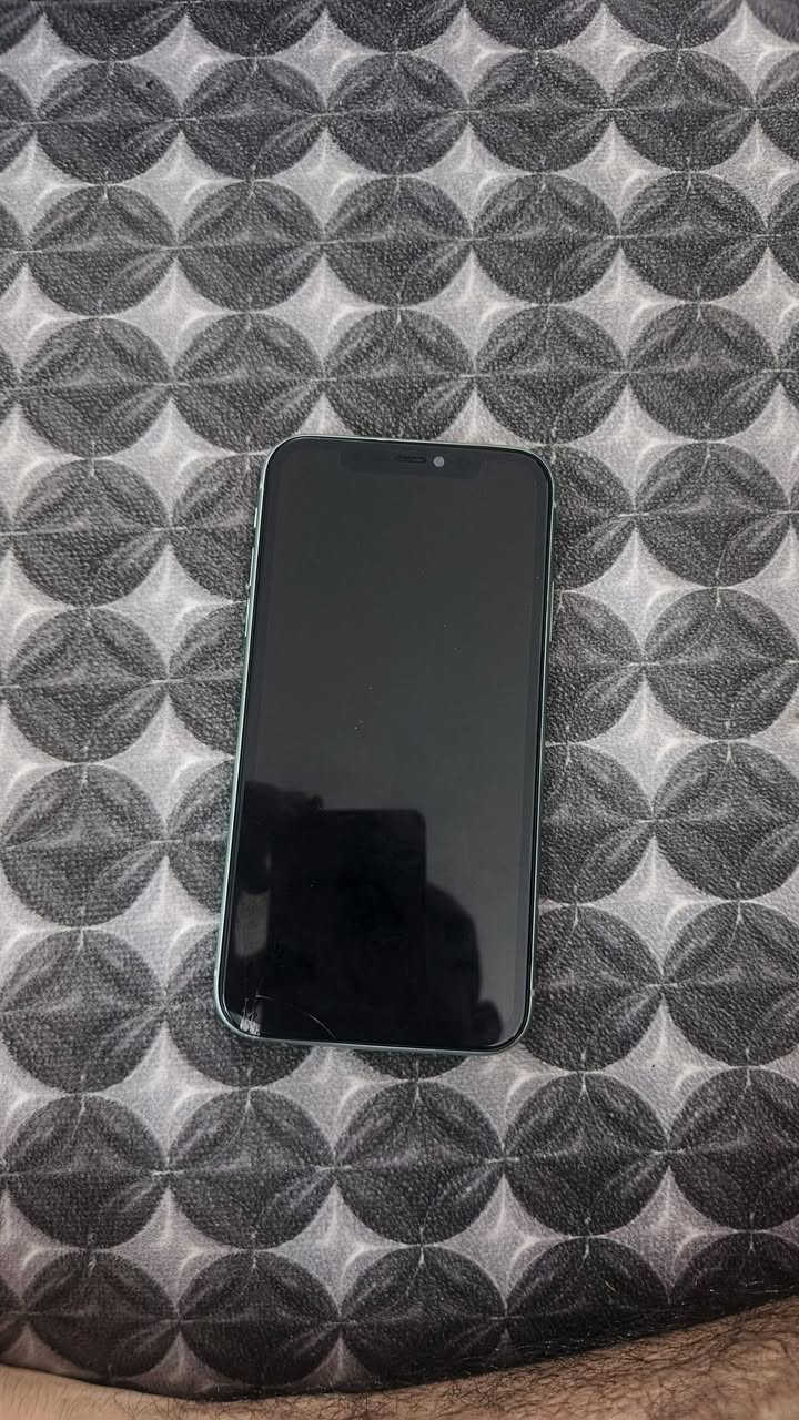 السلام عليكم جهاز ايفون 11 عادي شرق اوسط بي كسر شوي بشاشه وكسر بضهر شي قليل بطاريه امبدله اصليه السعر 200 وبي مجال قليل  مكاني حله حي الجزائر  للاتصال ***********
