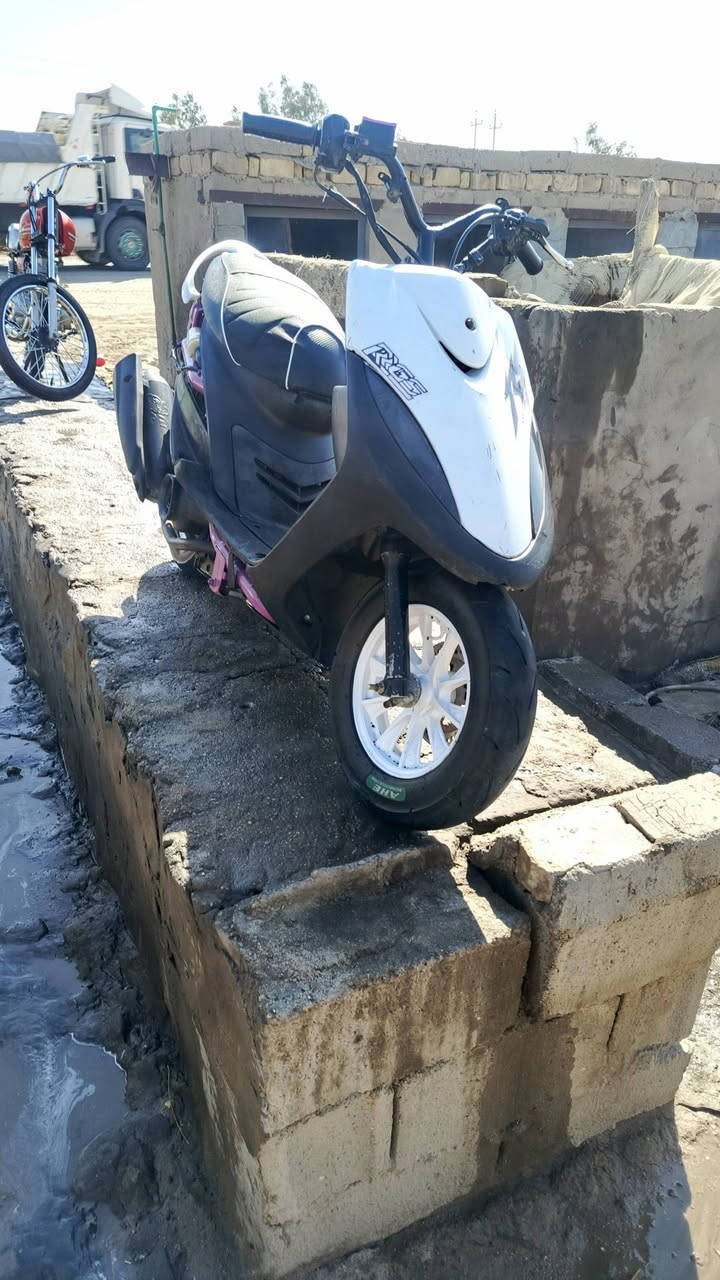 للبيع دراجه ماكس عدله مكينه 50مزوده 55دراجه نضيفه السعر 450وبيه مجال مكاني الناصريه قرب شركت النفط الرقم *********** خابرني وبيك خيرر وتدلل
