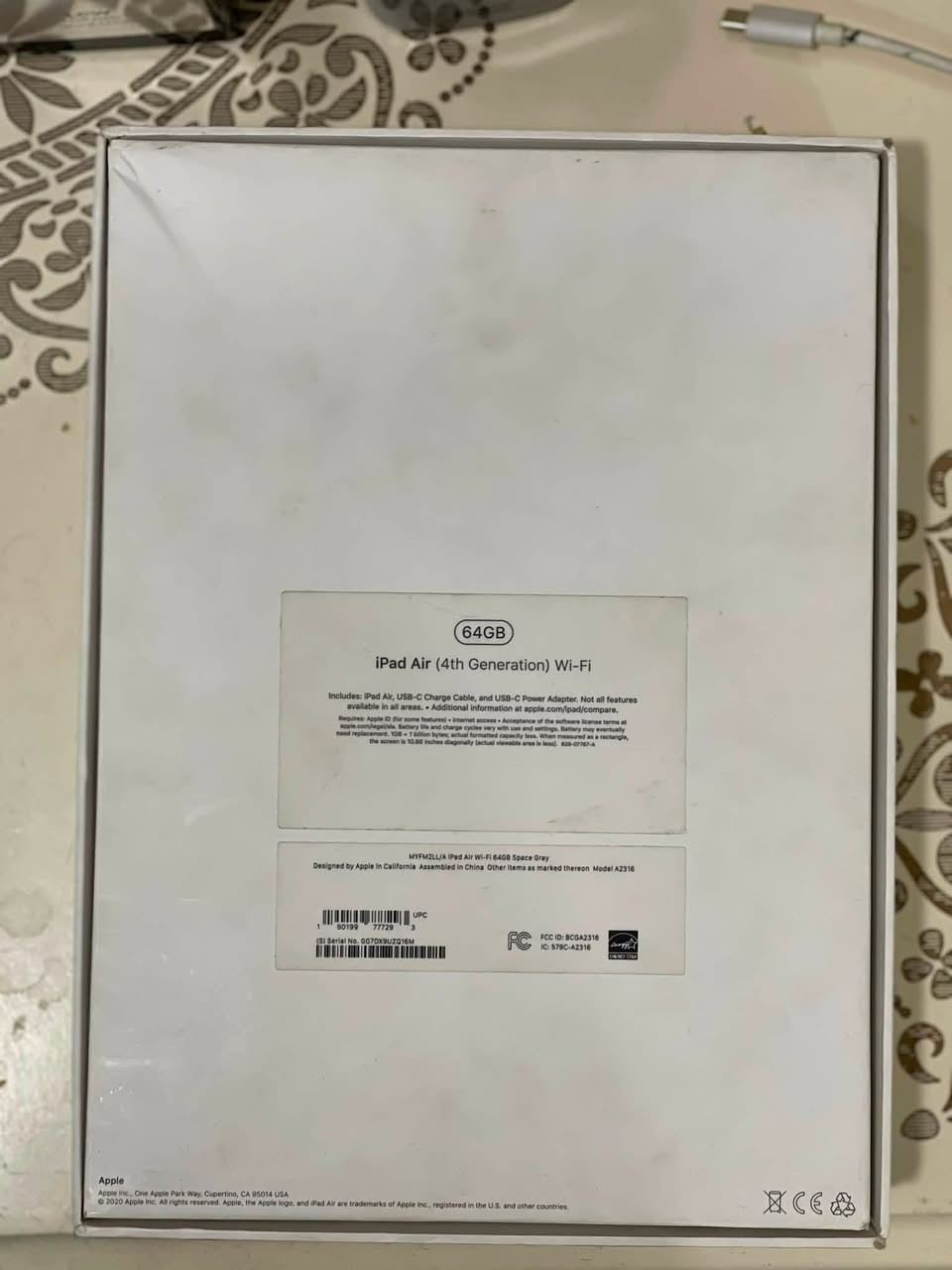 السلام عليكم 
Ipad air 4 
الشاشة :
* الحجم: 10.9 إنش
* النوع: Liquid Retina IPS LCD
* الدقة: 2360 × 1640 بكسل (264 ppi)
* السطوع: 500 شمعة (nits)
* تدعم:
    * True Tone
    * Wide Color (P3)
    * Fully Laminated Display
    * Anti-Reflective Coating

المعالج :

* Apple A14 Bionic (بدقة تصنيع 5 نانومتر)
* معالج سداسي النواة (CPU)
* معالج رسومي Apple GPU رباعي الأنوية
* Neural Engine بـ 16 نواة
النظام :
IPadOS 26.5
الذاكرة :

* RAM: 4 جيجابايت
* التخزين الداخلي: 64 جيجابايت .
مكاني كربلاء و السعر على الخاص او الواتس : *********** .
