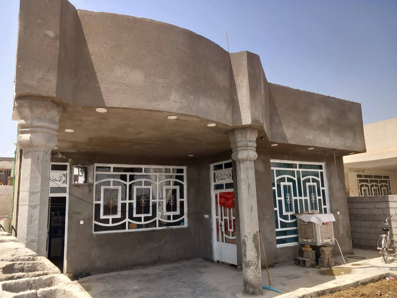 بيت للبيع في حي بغداد الصويره مساحه لبيت ٢٧٥ يتكون من غرفتين وصاله واستقبال وحمامات داخليه وخارجيه سعر ٦٣ وبي مجال للشراي/ لحد يكلي عوزه هواي اعرف ليريد يستفسر يتصل ***********
