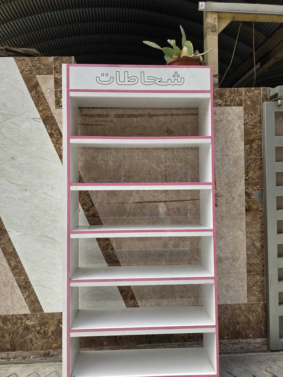 رفوف وكومديات للبيع الرفوف العدد 6 والكومديات العدد 3 نضيفات كلش المكان بغداد مدينة الصدر الاتصال على الرقم ***********
