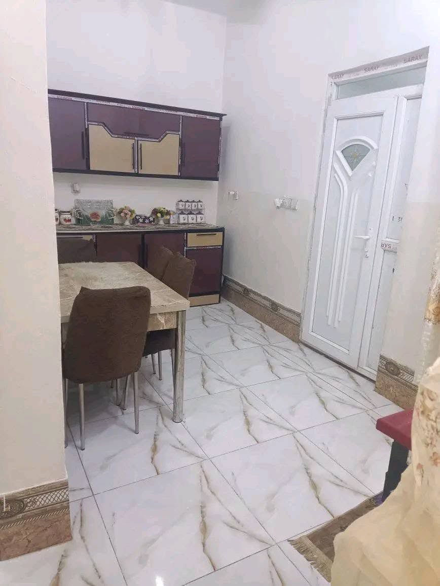 دار للبيع طابقين المساحه 105الطابق الاول يتكون من مطبخ واستقبال وصاله وغرفه نوم وحده ومجمع صحيات والطابق الثاني يتكون من غرفتين نوم الموقع بهرز خلف جمعية النقاء فرع بيت زهيده للاستفسار اتصال على الرقم ***********

