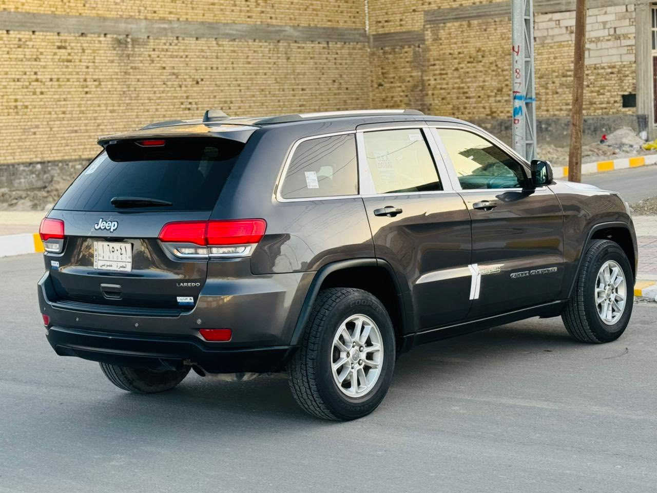 سلام عليكم جيب لاريدو موديل 2018 اصل رقم بصره حره تحويل مشروع وطني بيه جاملق وبنيد بدون ضرر داخلي موصفات السياره بصمه كشنات جلد وكهرباي بصمت باب تحكم استيرن شاشه كبيره كامره دوار يدات استيل حاجب ع لايت ماشيه 100 الف أشار ب مري دواخل لونين جاهز حداديه تبريد ثلج تخم تاير مكان السياره الناصريه مركز 185 نتصال ع رقم ‭***********
