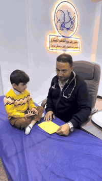 🧠 ما هي صعوبة الكتابة عند الأطفال؟

صعوبة الكتابة عند الأطفال، وتُعرف علميًا باسم Dysgraphia (عُسر الكتابة)، هي اضطراب تعلم عصبي يؤثر على قدرة الطفل على إنتاج كتابة يدوية واضحة ومنظمة رغم التحصيل التعليمي الطبيعي وعدم وجود مشاكل سمعية أو بصرية أو ضعف ذكاء. 

🩺 متى يجب مراجعة الطبيب؟

📍 إذا لاحظت أن الطفل في سن المدرسة يكتب بصعوبة مقارنة بأقرانه
📍 إذا كان الطفل يتجنب الأنشطة التي تتطلب كتابة
📍 إذا كان هناك ألم أو تعب شديد عند الكتابة
📍 إذا ظهرت الصعوبات مستمرة رغم الدعم في المنزل والمدرس

عيادة الدكتور (رافد عبدالكاظم العسكري) 
دكتوراه في طب الأطفال 
الناصرية _ شارع التربية _ قرب صيدلية اسبرين 
للأستفسار 
***********
