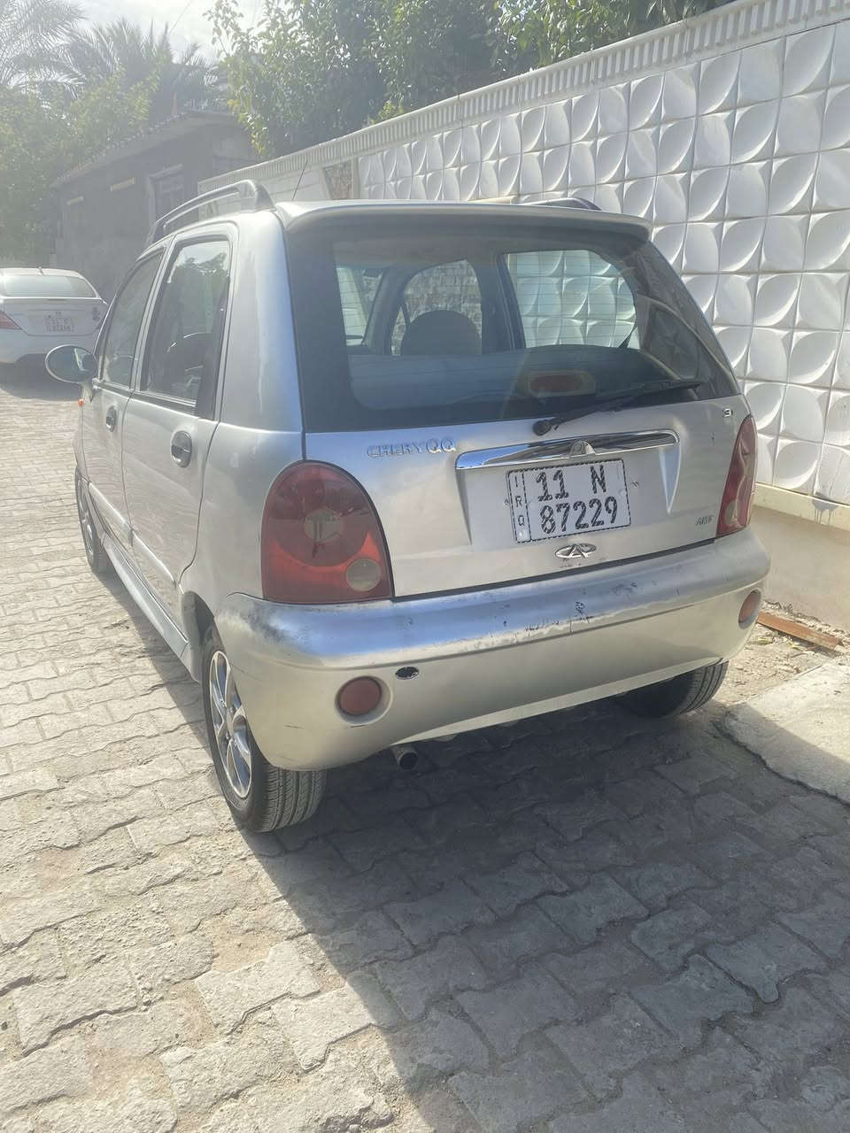 السلام عليكم 
كيو كيو 2010 رقم بغداد بأسمي هزه جديده وسنويه 
كامله مكينه كير اوتو صدر جديد تخم تاير جديد ادامه كامله مسويله سياره كلش حلوه وناعمه مال بيت سنتر لوك جديد 
مكان سيارة بغداد الاعظمية السعر 30 وبيه مجال بسيط 
***********
