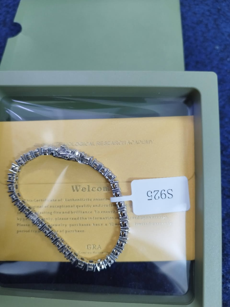 سلام عليكم متوفر سوار فضه 925 مع كامل محتوياته شهادة وفحص مجوهرات الاتصال على رقم  *********** ملاحظه يلبس ايد ناعمه أو اطفال من عمر 5 إلى 12
