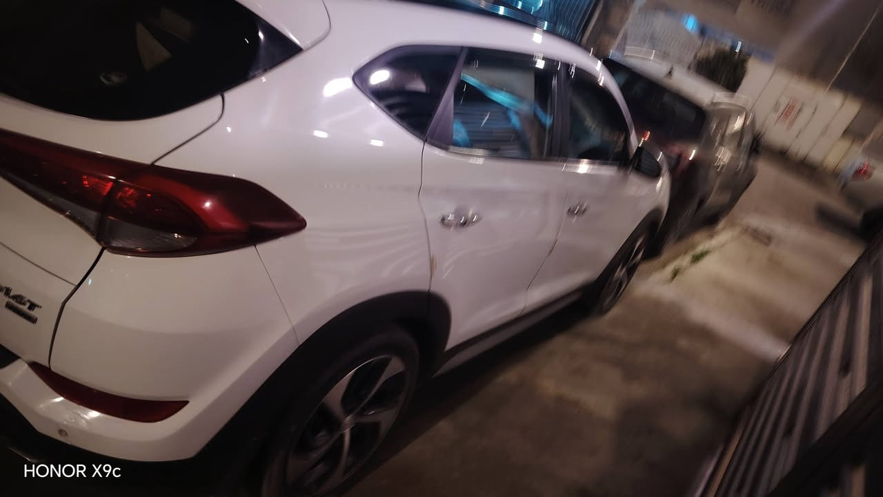 توسان موديل ٢٠١٧ امريكي ضررها بنيد وجاملغ صفحة السايق بارد كامل مواصفات ماشية ٧٧ الف للاستفسار الاتصال على الرقم (***********)
