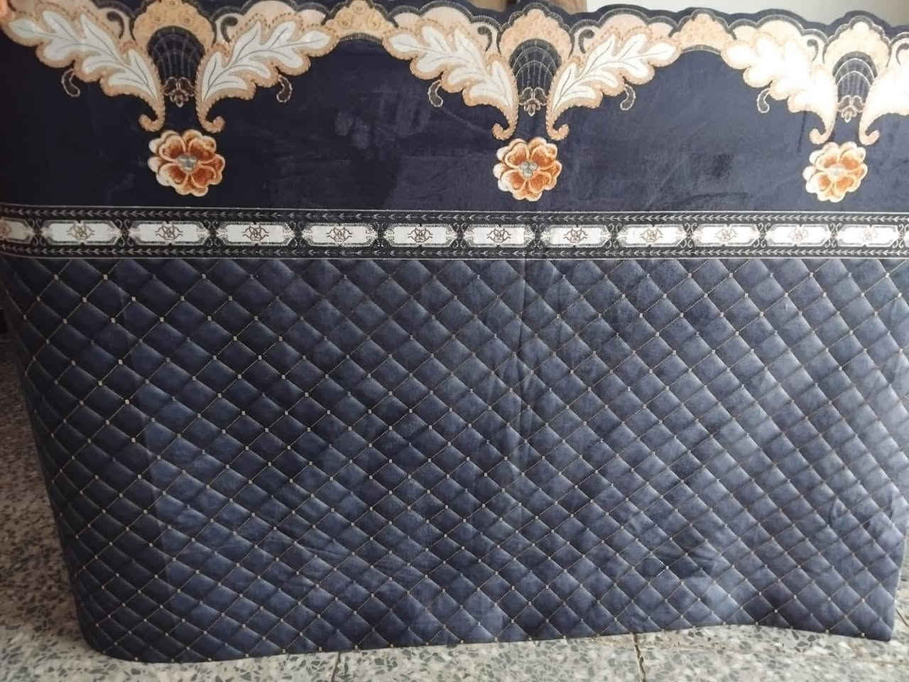 مفرش تخم امتار شانيل مذهب سعر المتر الفين 
عنوان سبع البؤر شارع بلقيس مقابيل جمله حسين


**إذا كنت صاحب هذا الإعلان وتريد حذفه لأي سبب، رجاءا أرسل رسالة إلى الدعم الفني**