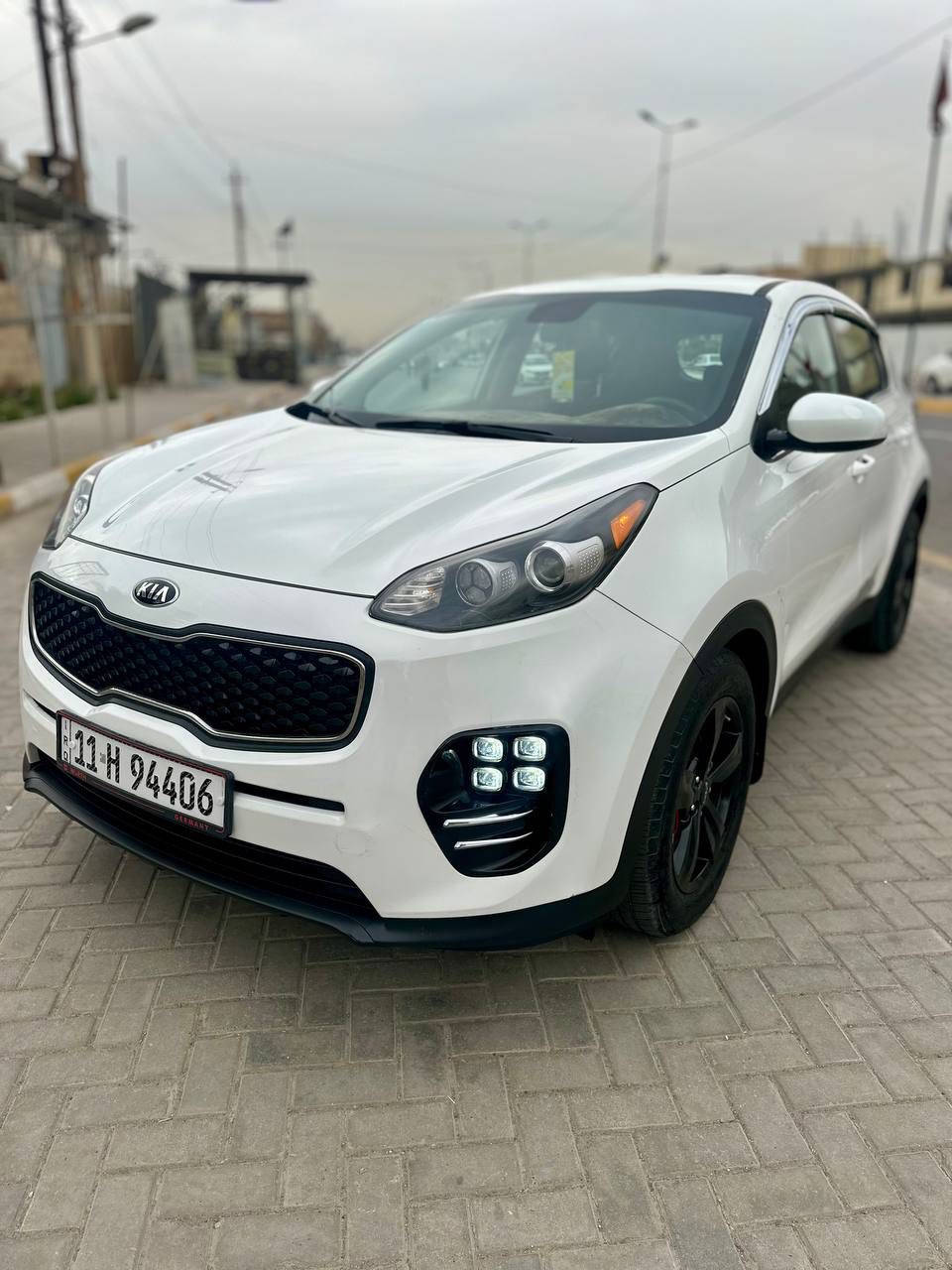 كيا سبورتج 2017
 وارد امريكي جديدة جداً
حادثهة طخة بالباب الخلف السائق مصلح نفسة ومصبوغ بدون تبديل شبه مابيهة حادث
محرك 2400 جي دي آي
ماشية 80,000 ميل 
جاهزة برغي مابيهة نقص
رقم بغداد الجديد بأسمي
السعر 153
مكانهة بغداد حي الاعلام 
***********
