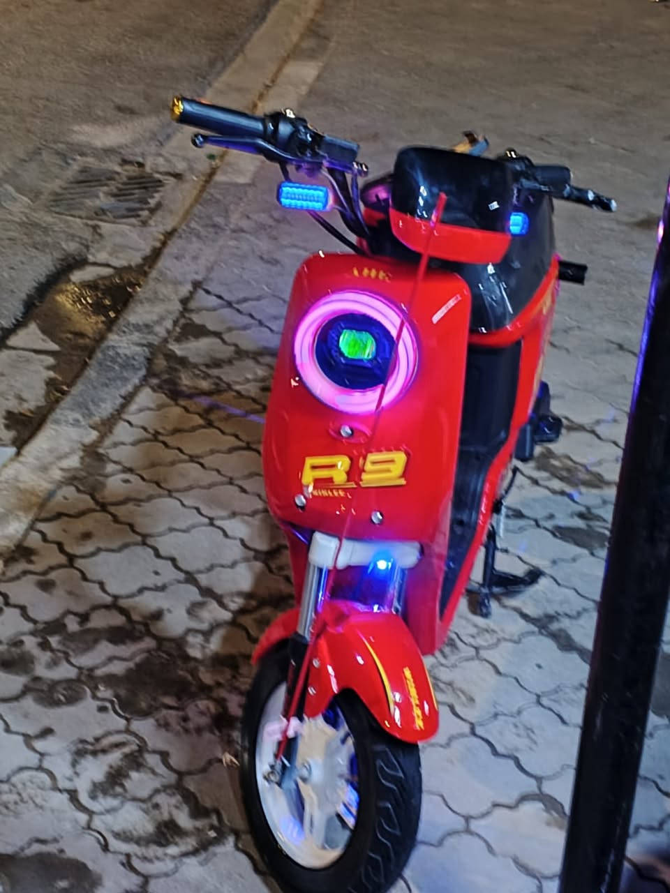 سلام عليكم دراجه R9للبيع موديل 2026الدراجه نقص برغي مابيهه كامله و كلشي شغال بيه بطارياته 32امبير كبار شرط الفحص الدراجه  عارضه ب 475 المكان البصره الزبير للتواصل ***********
