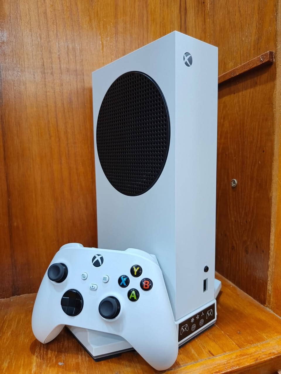 سلام عليكم من رخصة لادمن/اكس بوكس سيريس اس صدار2024 مستخدم جديد جداً الجهاز روعة😍 نضافه فوك95. 100 كدامك الجهاز شوف الجدادة صار 3 اشهر من مشتري لا مصلح لا داخل صيانه بعده بل لوك مال شركة الجهاز وياه الجوستك لاصلي نضافه الجوستك 100بل100 ما داخله صيانه وياه محتوياته لاصلية  وياه قاعدة فان تبريد وبطاريات عدد 2 الجهاز400الف قفل🔒 مكاني بغداد الغزالية شارع الضغط.رقم الهاتف***********📞 بي وتساب او تريد ادك علي/+هديتك شهر كيم باس التمت❤
