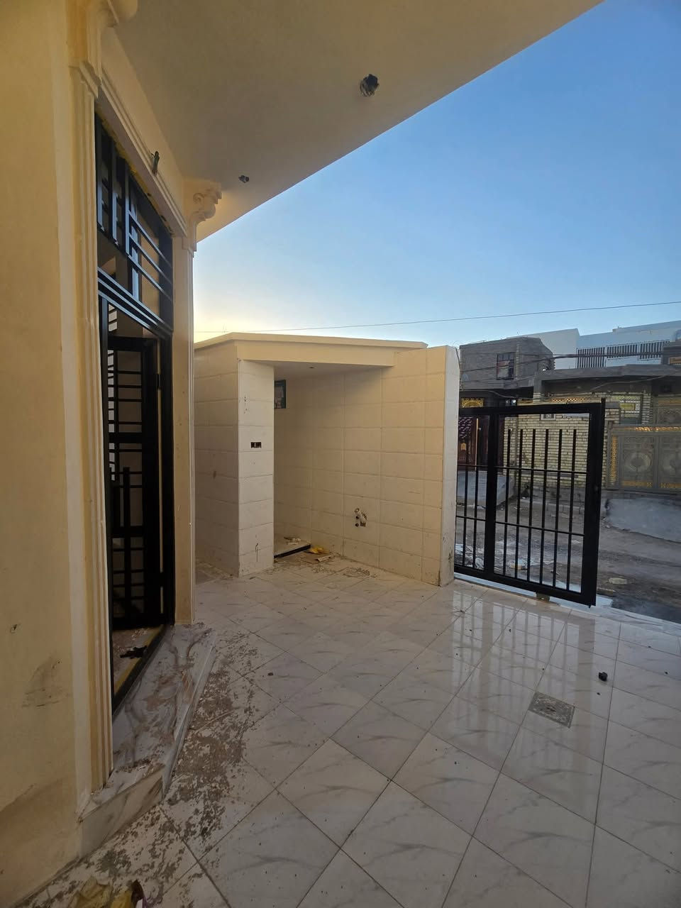 [[بسم الله الرحمن الرحيم]]
    🏡     🏘      🏚 

#يوجد_مشتمل_طابقين_للبيع

#العنوان  الفلوجة 
#المنطقة حي الشهداء // مقاطعة 24 الف 
 
✅المساحة : 125م
⬆️ الوجة : 6 وربع م
🏞️النزال : 20م
 
غرف 3
استقبال 
صالة 
مناور 2
مطبخ
صحيات 2
الارضية سيراميك
الجدران سيراميك 

                       #بناء 🧱 : طابوك 
      
       #شارع 🏞️⬆️⬆️ : 10م 

  #السعر_محدد_من_قبل_البائع 
        
    ⚖️⚖️   نوع الملك : طابو صرف تحويل مباشر 🏙 

            #السعر💰💸: 135 مليون وبي مجال

__________________________________

للأستفسار⛔🖲️ : مراجعة 
🥇#مكتب_الرافدين_للعقار 🥇
العنوان شارع المنجزات تقاطع جامع التقوئ مجاور محطة نمبر وان المركزية لغسيل السيارات 🚗🚖
__________________________________

#ملاحظة//📋📑 اذا لديك عقار تريد تعرضة للبيع او تريد تشتري عقار قم بمراسلة الصفحة او اتصال على لارقام الموجودة+ واتساب
            
         #للأتصال_او_واتساب 📞  ***********
         #للأتصال_كورك.   📞.      ‏‪***********‬‏

#بيع_وشراء_الدور_السكنية_والزراعية_العقارات_في_مدينة_الفلوجة #مكتب_الرافدين_للعقار_بيع_وشراء_العقارات_بسعر_مناسب
@#عقارات_الانبار_الفلوجة
