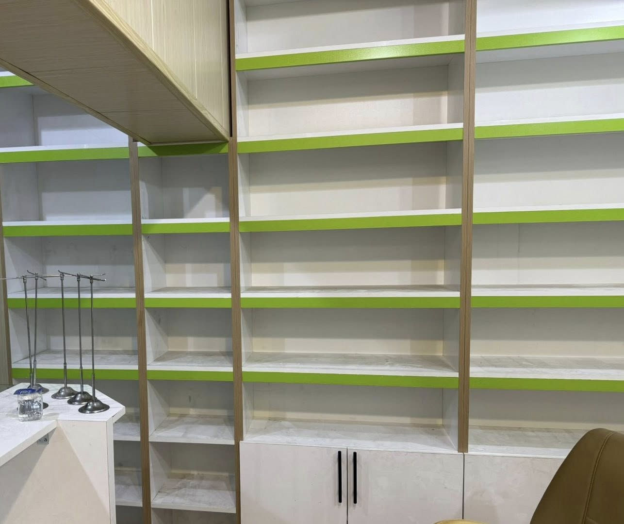 للبيع عدد الرفوف ١٣ رف خشبي وفاترينة زجاج وميز بي ٣ مجرات 
عرض الرفوف 
٨٥ سم عدد ٤
٩٣ سم عدد ٤
٤٠ سم عدد ٢
٦٠ سم عدد ١
٥٠ سم عدد ١
زاويه ٨٠سم *٨٠ سم عدد ١
فاترينة زجاجيه ٩٠ سم عدد ١
ميز ١٩٠ سم عدد ١


**إذا كنت صاحب هذا الإعلان وتريد حذفه لأي سبب، رجاءا أرسل رسالة إلى الدعم الفني**