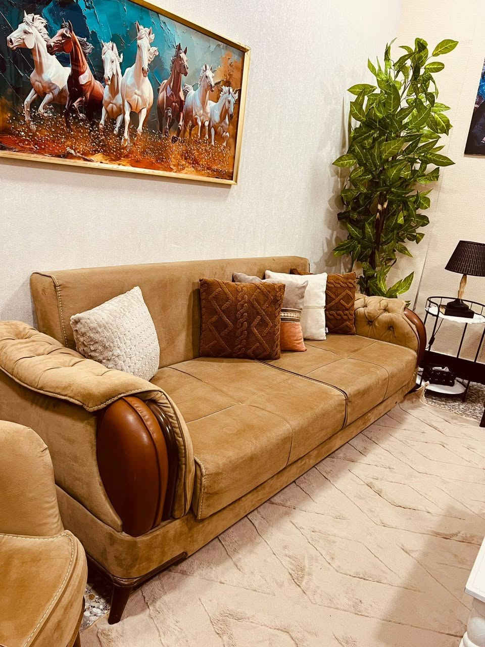 تخم تركي مودرن ١٠مقعد سرير ومخزن قماش وتر بروف ضد الاتربة والمي استخدام قليل أخو الجديد السعر ٦٥٠ الاستفسار الاتصال على الرقم ***********
