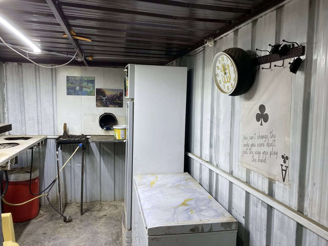 للبيع جمبر عرض٢مترين. طول ٣متار  عنوان شارع ملعب جودليه. و مكان  جادر موجود ١٢امتار  بي ثلاجة مجمد بريمزات شواي مال همبركر سنك مبرد كراسي ميوزة كامل مكمل  الاستفسار رقم *********** بيع سريع
