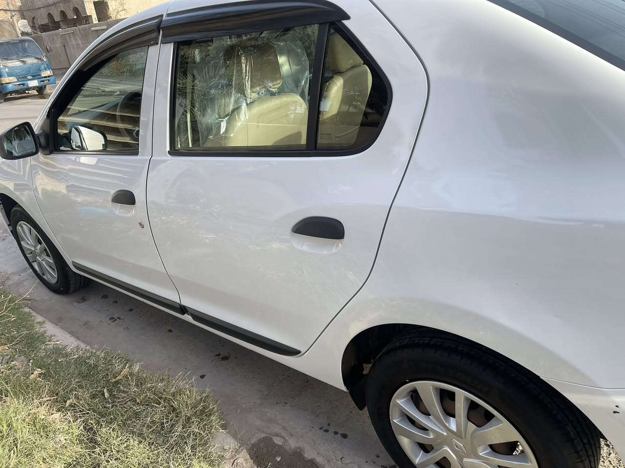 السلام عليكم
رينو سمبل موديل2020
ماشية 54,900 كيلو
السيارة مكفولة عدا ضربتين موضحة بالصور
سيارة عليها سيرفس كامل بلكات مجاول فيت بم فلتر باتري كله جديد اصلي 
السعر 90 ورقه وبيها مجال 
الاضافات شاشه وكامرا ودوشمه وارضيات
للتواصل/***********
