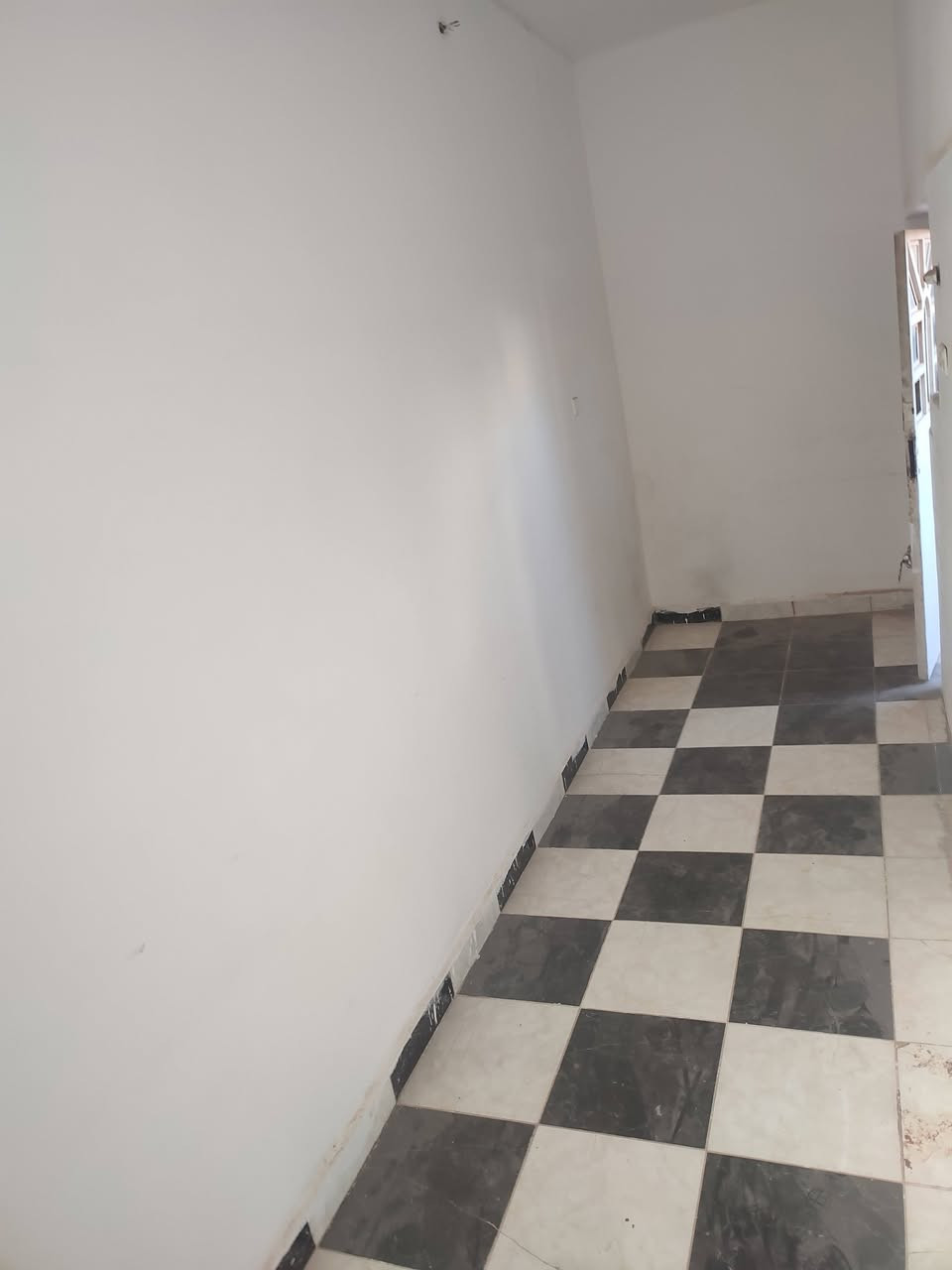 سلام عليكم بيت ركن بل هنديه البيع بيت طابقين مساحه  ٢٢٠ بيت نضيف حيل  يحتوي عل كراج  سياره  ٤ غرف نوم مطبخ صاله ٢ ستقبال جبير كلش  صحيات  ٤ حمامات  ٣ موقعه كلش حلو بصف شارع  ٦٠    سعر ٢٦٥ وبي مجال اللاستفسار مكتب براكات ام بنين  ***********
