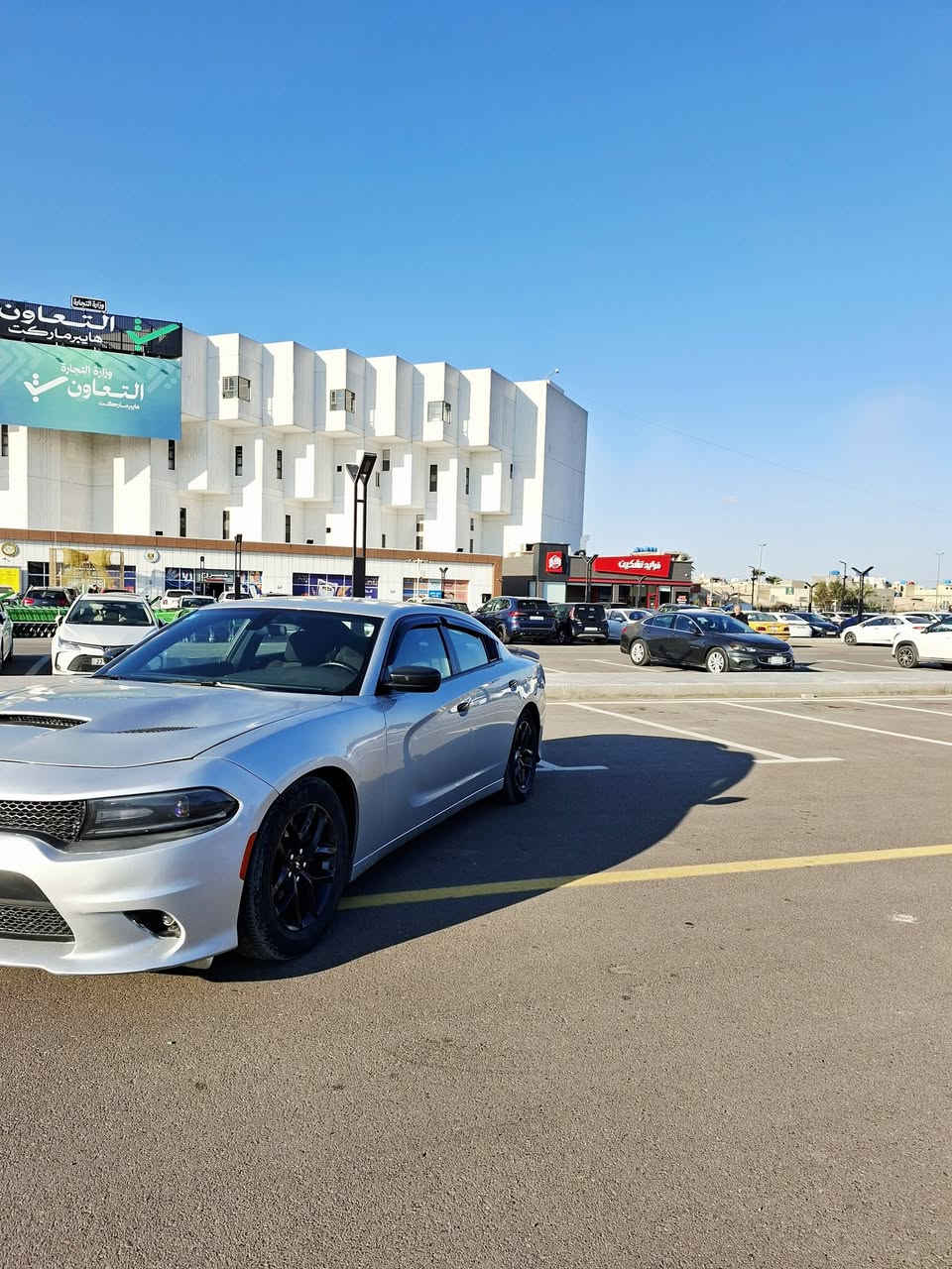 يالله يارزاق السلام عليكم سيارة نوع دوج جارجر موديل 2019 مواصفات SXT توويل 6 سلندر ماشية 72 الف رقم بغداد ومكانه  بغداد لون سلفر واردة امريكا حادثه خفيف تعتبر كلين بدون ايرباك لا شاصي ولا لغد بس بنيد محدث والجاملغ بيه شخط ونصبغ نصه  بغداد بدون تبديل بدون اي شي اخوان للاستفسار رقم الهاتف موجود لان ممتواجد على الفيس سعره 200 ورقة اخوان اللي تعجبة السيارة يكبله واللي متعجبة يعبر المنشور وان شاء الله يلكه بنص سعره رقم الهاتف ***********
