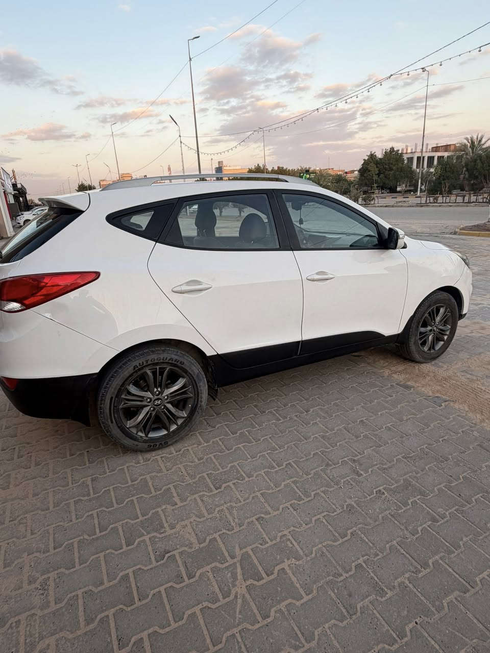 سلام عليكم 
توكسان مديل ١٦ 
خليجي سياره حلوه ونضيفه 
بيه بنيد مصبوغ وجاملغ مبدل نفس اللون 
مكينه كير حداديه كفاله 
السياره ماشيه ١٨٠ اصل
فور ويل لمتد 
رقم بغداد الجديد مداور ثاني يوم 
مكانه النجف 
السعر ١٣٩ وبيه مجال بسيط 
للاستفسار ***********
