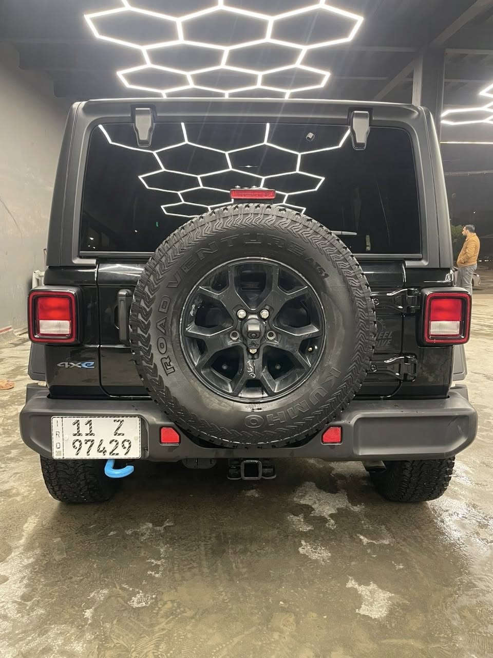 السلام عليكم
جيب رانكلر 2023 هايبرد
مكفولة من الصبخ بيها فقط بنيد مبدل
السعر 28500 $
ماشية 35 كم 
للاستفسار ***********
