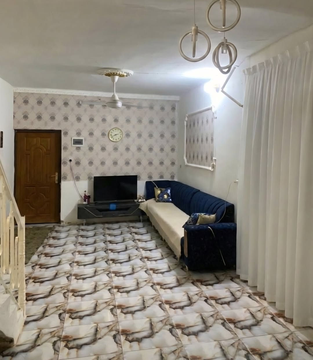 للبيع بيت بحي الجبيرية الثانية بسعر مناسب  4 غرف نوم وصالة واستقبال ومطبخ + مشتمل معزول يتكون من غرفة وصالة ومطبخ بالمربع اللي مقابل المستوصف 
للاستفسار ***********
