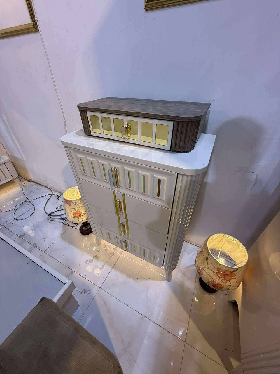 غرفه ترڪيه موديل حديث 
زاويا مختلفه شغل ثقيل 
ميز تواليت بنص الكنتوࢪ 
لون مميز 
10قطع ابواب  هايدروليك نضافه 90بعدهأ بلجيس نقل وشد مجانأ لكل مناطق بغداد


**إذا كنت صاحب هذا الإعلان وتريد حذفه لأي سبب، رجاءا أرسل رسالة إلى الدعم الفني**