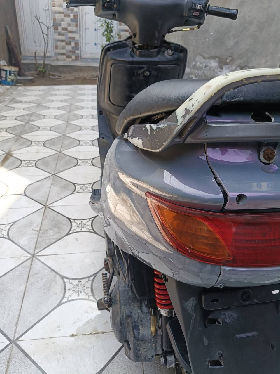 سلام عليكم فراشه للبيع دراجه نضيفه وجديده شوفت عينك زوج تايرات جدد لايت زنون دبل خلفي جديد معمره هستوه دراجه كابريتر فلتر شوته بلك دراجه خرسه مجفته تجفيت درجه اول شغال هندر وسلف بس باتري ضعيف صالنصه رياضي FM سعر 270 وبيه مجال بصيط مكاني دوانيه حي جامعه او لاتصال *********** كلشي ذكرتلك
