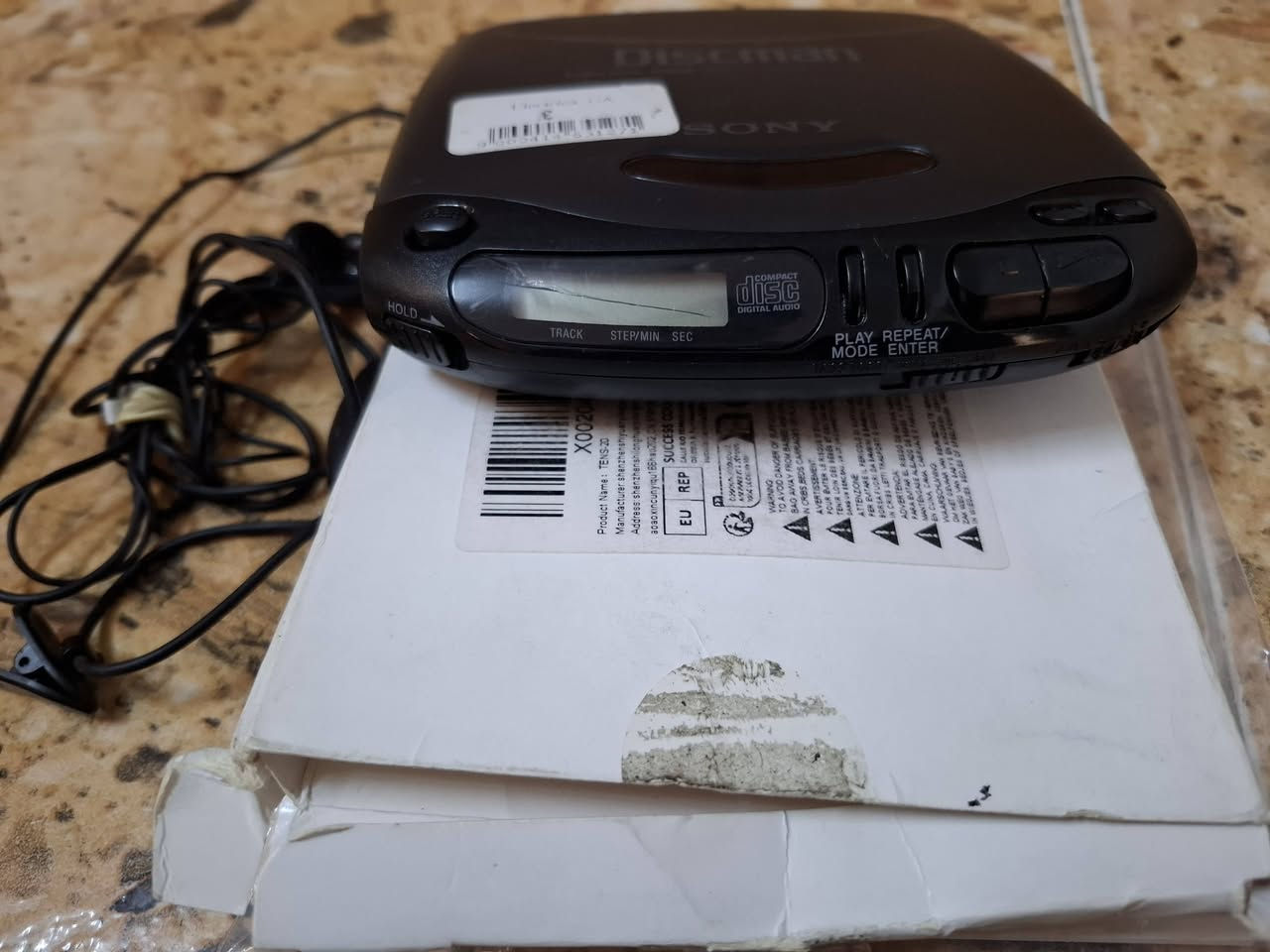 مشغل اقراص خارجي حديث اصلي ماليزي شرط الضمان والفحص ويعمل بخاصيه بطاريات نيثيوم ازغار مال ريمونت ويشغل cd/dvd واشتغل ام بي 3 تسجيل وتحويل من كاسيت إلى قرص يوجد توصيل اتصال [***********]
