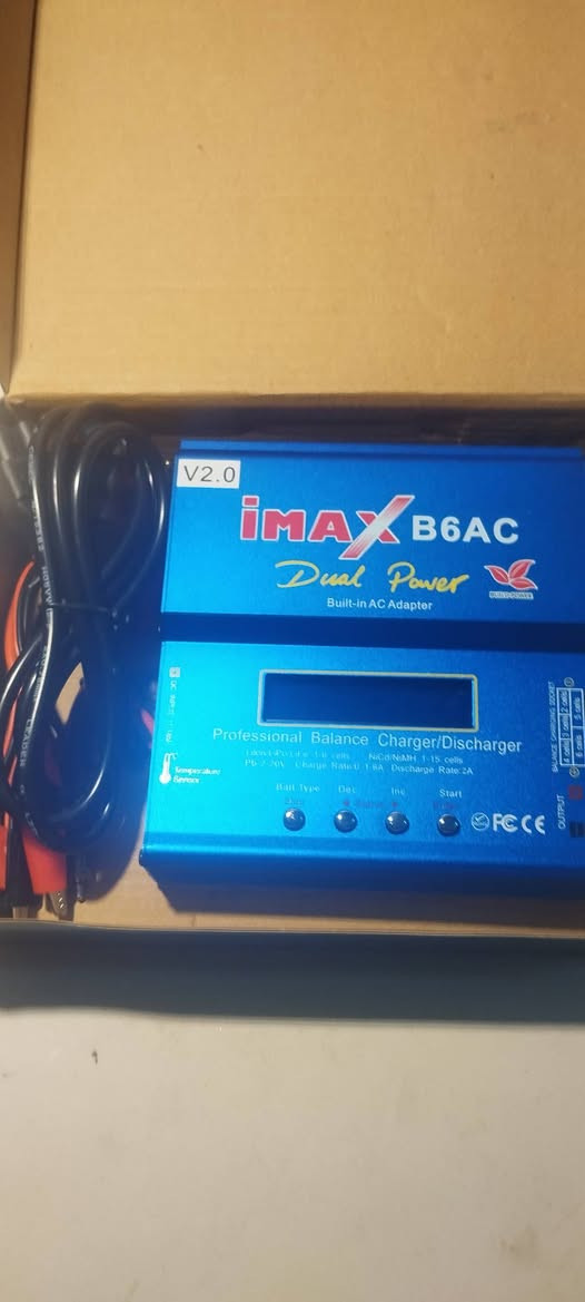 جهاز شحن وموازنة البطاريات IMAX B6AC. 
الوظيفة: شحن وتفريغ وموازنة أنواع مختلفة من البطاريات بما في ذلك LiPo، Li-ion، LiFe، NiCd، NiMH، و Pb. 
الطاقة: طاقة شحن قصوى تبلغ 80 واط وطاقة تفريغ 5 واط. 
المميزات: محول تيار متردد مدمج، شاشة LCD رقمية، وحماية متعددة (القطبية العكسية، الدائرة القصيرة، الشحن الزائد، ودرجة الحرارة الزائدة). 
نطاق التشغيل: يدعم بطاريات الليثيوم من 1 إلى 6 خلايا وبطاريات NiMH/NiCd من 1 إلى 15 خلية.


**إذا كنت صاحب هذا الإعلان وتريد حذفه لأي سبب، رجاءا أرسل رسالة إلى الدعم الفني**