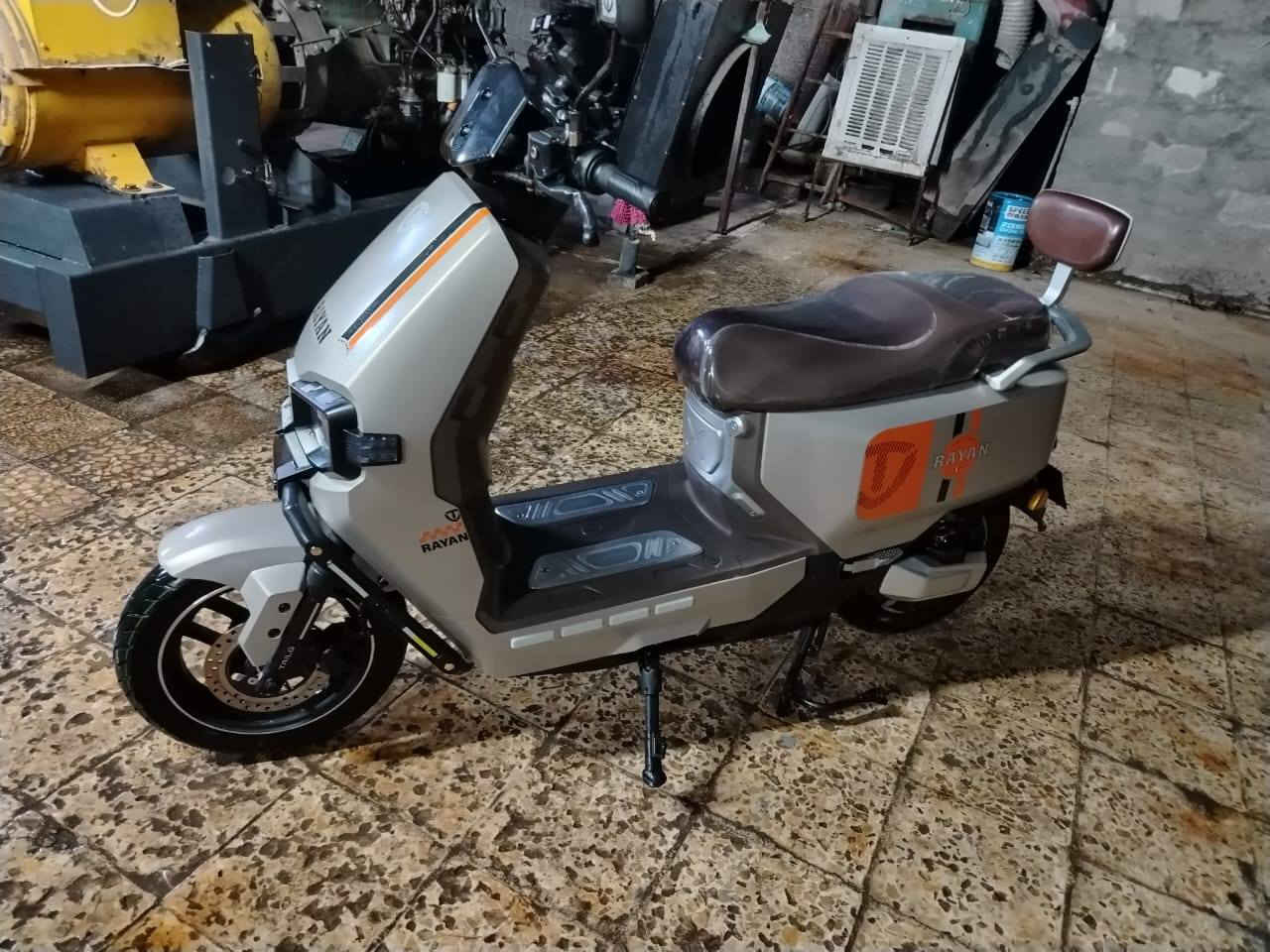 ✨ دراجة الريان – وحش الكون ✨
🚴‍♂️ من الصانع العملاق TAILG العالمية – موديل 2025

🔰 المواصفات:

🛞 ملف 2000 حقيقي

🔋 6 بطاريات كرافين كاربون جل كولد – 35 أمبير ⚡ 72 فولت

🚀 سرعة حقيقية 80 كم/س بتحكم 3 سرع

📏 مسافة مقطوعة بالشحنة الواحدة: 70 – 90 كم (حسب الاستخدام والسرعة والوزن المحمول)

♻️ ميزة إعادة شحن البطارية عند استخدام البريك

🔄 نظام الرجوع للخلف R

🛑 بريك هايدروليك دسك بكفاءة عالية

🌀 دبلات هايدروليك أمامي وخلفي – راحة ونعومة على الطرق

📺 شاشة رقمية لعرض المعلومات والسرعة

🔑 بصمة عدد 2 + تشغيل عن بعد

🚨 جهاز إنذار ضد السرقة

💺 كشن سياحي مريح لشخصين

📦 مساحة تخزين واسعة تحت الكشن

🔌 منفذ شحن UPS للموبايل

💡 لد لايت أمامي عالي الوضوح + رماش عالي/واطي

🔴 بك لايت لد بتصميم مميز

🌟 لد أمامي وجانبي نهاري/ليلي عصري

🚦 إشارة رباعية لزيادة الأمان

🦾 استاند عدد 2 (وسطي + جانبي)

⚪⚫⚙️🔴 ( ألون بيجي مميز ) 👉  فقط

🚀 قوة وأداء لا مثيل له… خيارك الأمثل على الطريق
السعر والتفاصيل أكثر 
✅ ☎️الاتصال (***********)
