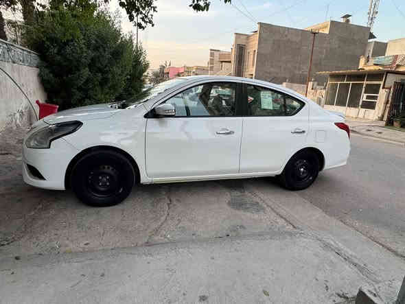 السلام عليكم للبيع فقط نيسان سني 2024 
رقم اربيل تحويل ثاني يوم ماشية 52 KM 
فول موصفات للاخير ام الشاشة البلادية 
وتبريد خلفي و تحكمات ستيرن وحساسات وكامره 
صار عندي بيه طخه خفيفه من وره سحبت مكان السبير وعفت الجاملغات ع حطتهن بيهن بس رصعات خفيفه بيه سونار والسونار بالمنشور 
السيارة جديدة جداً معتني بيه فول مناقصه برغي 
سعره 119$ورقه  مكانة بغداد زيونة ***********
