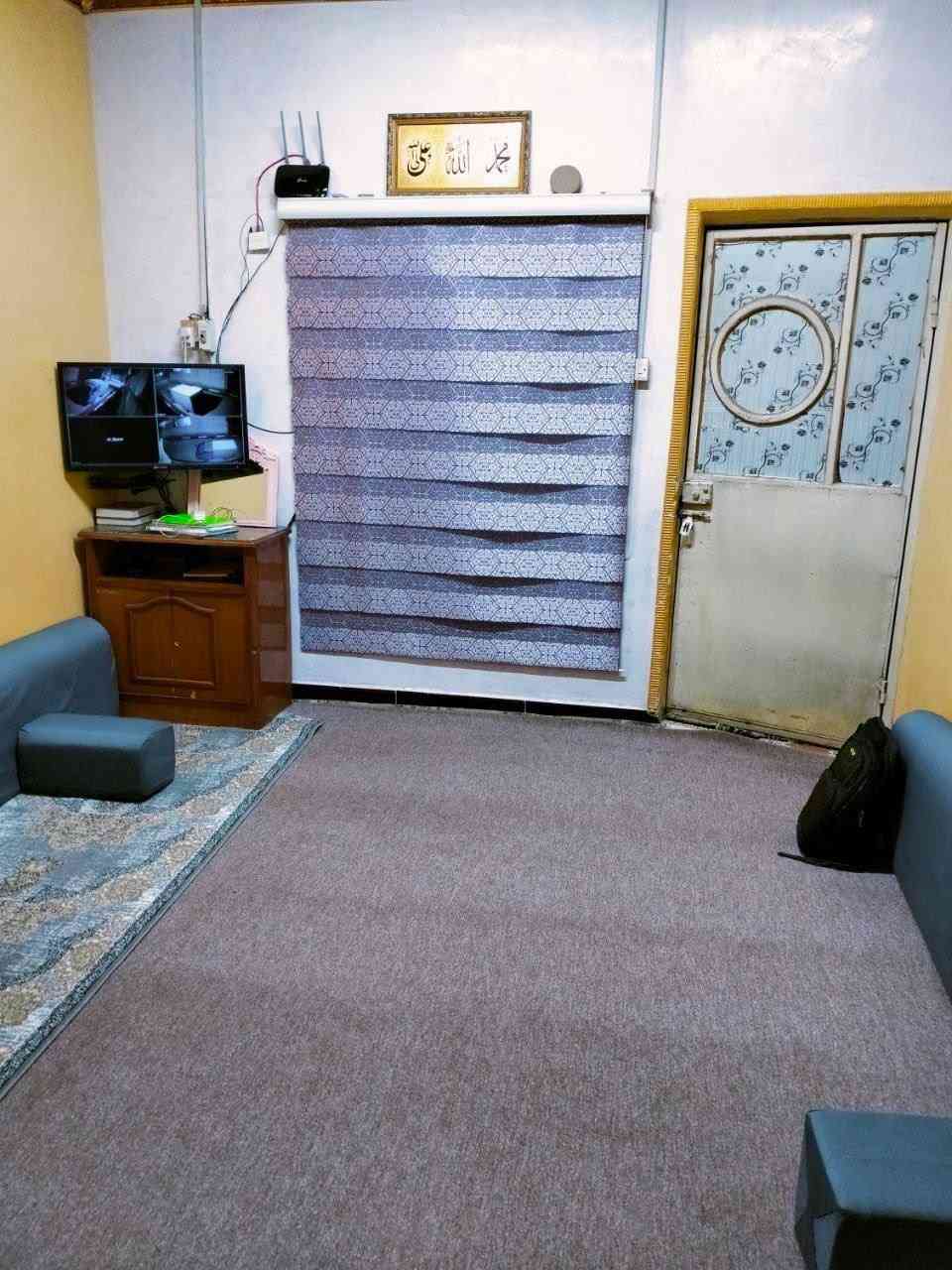 🏡 بيت طابقين للبيع – دور الشرطة / شارع القائد
📍 موقع مميز جداً:
ركن بفرع وسط فرعين + معزول وهادئ ✔️

📐 المساحة: 125 متر
🚶‍♂️ بيه ترك (مشاية) جانب البيت

🔹 تفاصيل البيت:
 • مطبخ مرتب
 • استقبال (صالة ضيوف)
 • 4 غرف نوم
 • حمامين
 • تواليت خارجي
 • 4 سبالت (3 بالطابق الأرضي + 1 بالطابق الثاني)
 • كاونتر فره كاملة جديدة ومصممة بشكل حديث ✨

⚠️ ملاحظة بكل أمانة:
الطابق الثاني بيه مشكلة بسيطة بالصالة (الصب متأثر من الرطوبة)، وتم تدعيمه بدعامات، ويحتاج شغل بسيط وما يكلف هواي 👍

📄 نوع العقار:
رقم حكومي – معاملة كاملة باسم المالك ✔️

💰 السعر: 110 مليون
📉 قابل للتفاوض للجادين

📞 للاستفسار والتفاصيل أكثر، تواصل خاص او اتصال 
***********
#عقارات_البصره #سيد_حسن #عقارات #عقار_للبيع #البصره
