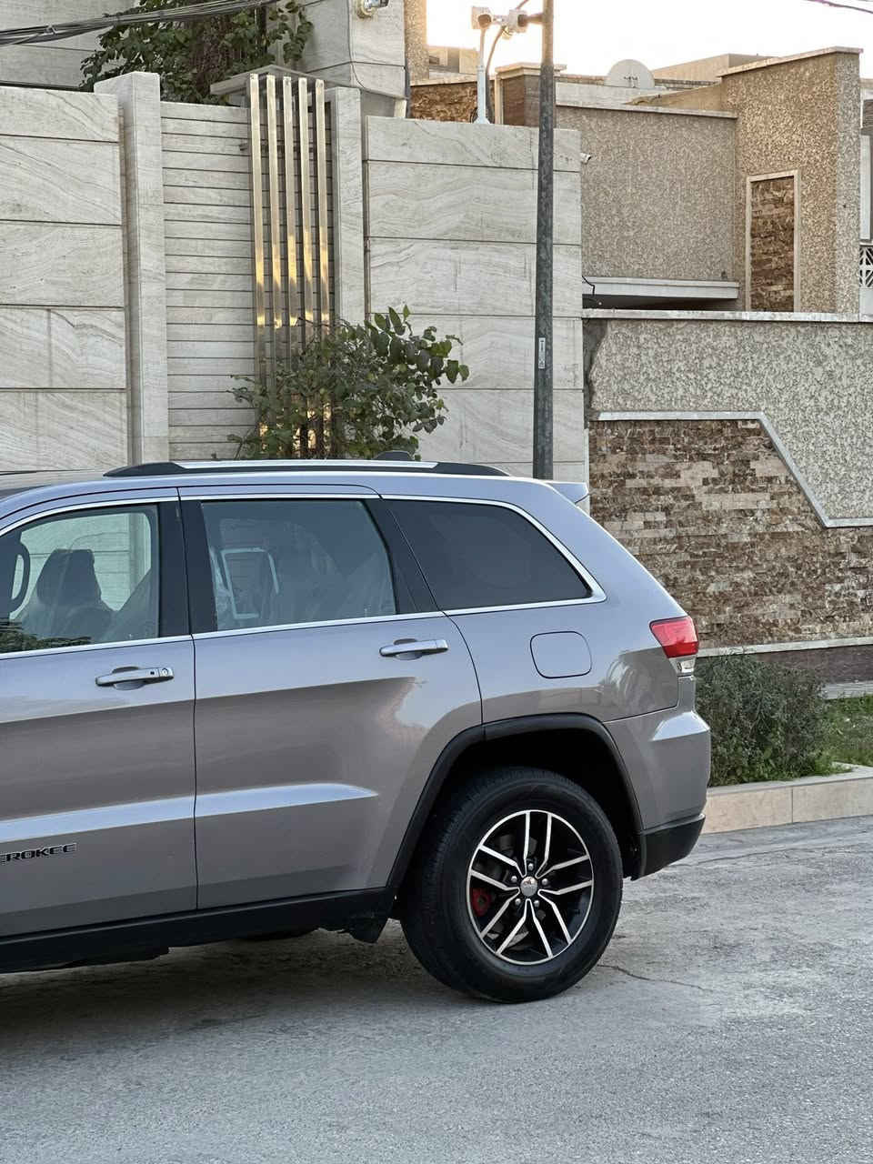 السلام عليكم رمضان كريم السعر 178
جيب 2018 حادث جاملغ وبنيد بدون قطرت دواخل لا شاصي ولا لغد وبيهه شخط بل بابين سياره حلوه وجديده كير مكينه صدر تبريد خير من الله بغداد بسمي 
مواصفاته 
شاشه جبيره
كامره دواره
اوتو هولد 
شاشه ابل كار بلي
نضام ايكو سبورت 
كشن كهرباء 
نضام ايكو
نضام سبورت 
وبعد بيهه هواي مواصفات 
بغداد ***********
