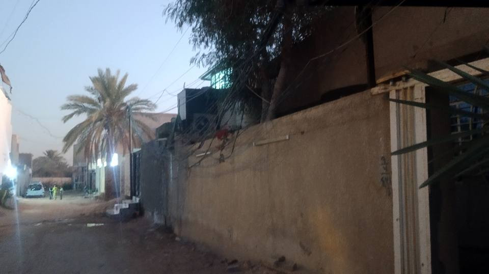 عقار للبيع على شارع الحولي في كربلاء المؤدي الى سيد اسماعيل
 المساحه ٢٠٠ متر الواجهه ١٤ متر 
كونكريت مسلح بناء حديث
 يحتوي على ٢ غرف نوم وصاله واستقبال ومغاسل خارجيه وداخليه وكراج سياره وحديقه طابق
 واحد خدمات كامله ماء وكهرباء ومولد وبقربه اسواق مباشره والمدارس والمحلات 
طابو ٢٥
 يصلح للسكن او حسينيه 
السعر ٨٣مليون وبيه مجال 
  
للاستفسار وتفاصيل أكثر يرجى الاتصال على الرقمين 
***********
*********** كربلاء, العراق
