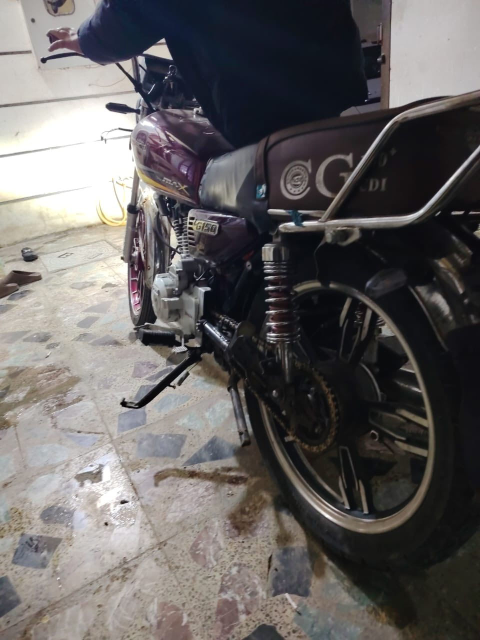 سلام عليكم ايراني البيع دراجه حلوه نضيفه سعره ٤٥٠ بيه مجال بيه مقص بس كلوب اليوره وباتري شويه تعبان مكاني بياع تقاطع درويش


**إذا كنت صاحب هذا الإعلان وتريد حذفه لأي سبب، رجاءا أرسل رسالة إلى الدعم الفني**