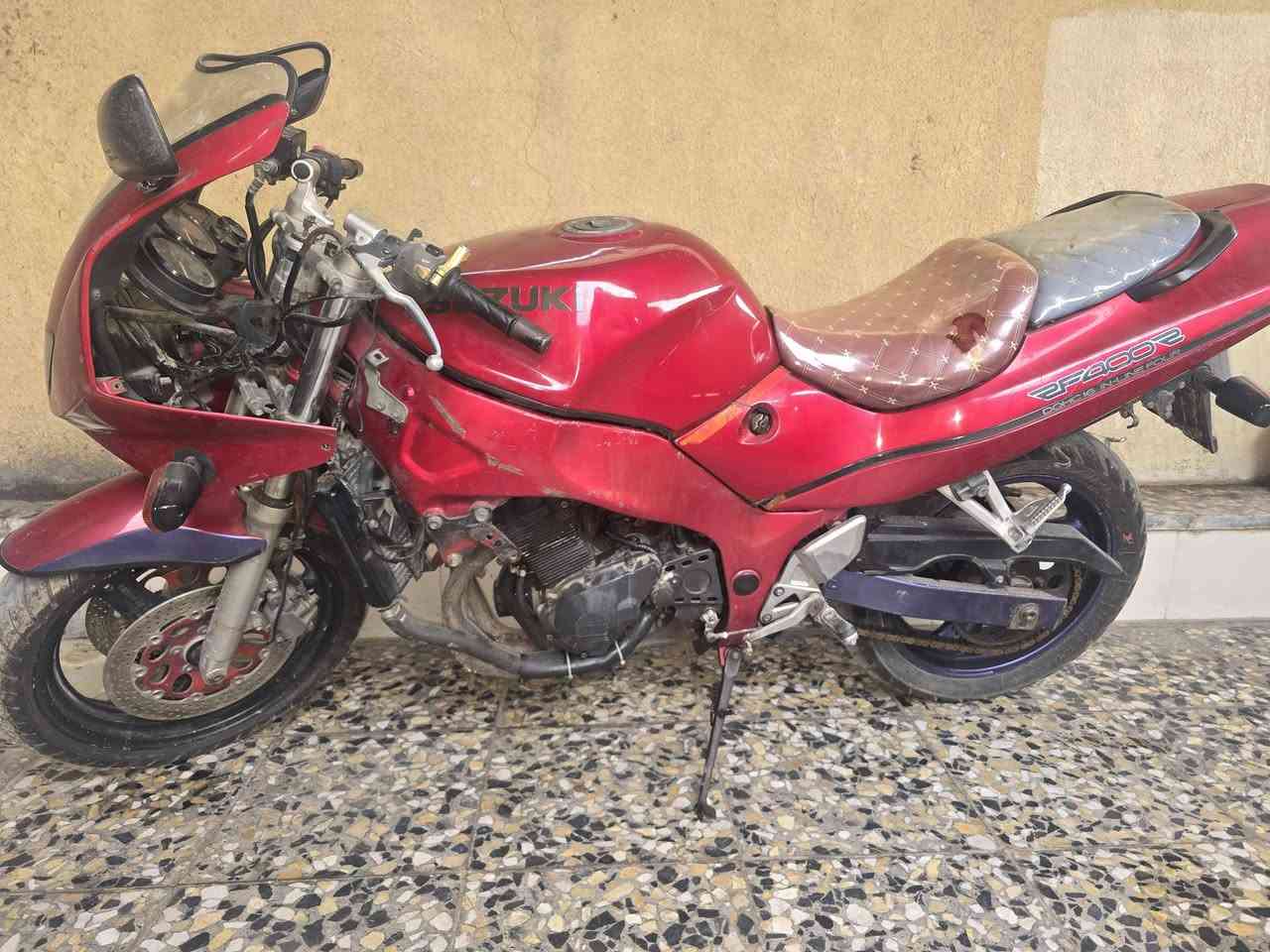 السلام عليكم ورحمة الله دراجة سازوكي قرش مرقم انبار مستلم سنوية باقي ع اللوحات شغالة وناعمة فقط السلف بي مشكلة مكانها بغداد جسر ديالى الدراجة بلادية سعر ١٢ ورقة 
***********
