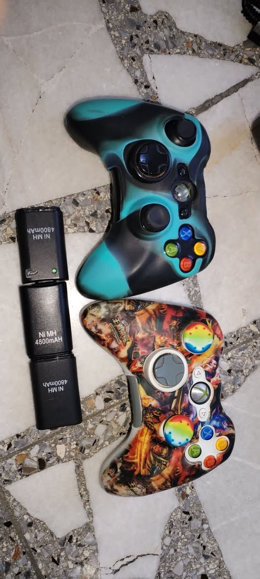 السلام عليكم 
اكس بوكس 360 مهكر للبيع مع:
- يدات عدد 2 وياهن حافظة وبطاريات 3 وشاحنات 2 
-وهارد حجم 250 كيكابايت
-ومحولة والواير كهرباء اصلية
-الكفر الخارجي نظيف جدا 
بيه هواي العاب من ضمنها :
فيفا 19
ماينكرافت 
قراند 5
فورزا 2
فورزا موترسبورت
كول اوف ديوتي جزاين
مورتل كومبات 
وهواي العاب قوية اخرى موجودة في الصور
مكاني بغداد الكرخ 
السعر 130 الف وبي مجال للاستفسار خاص ***********
