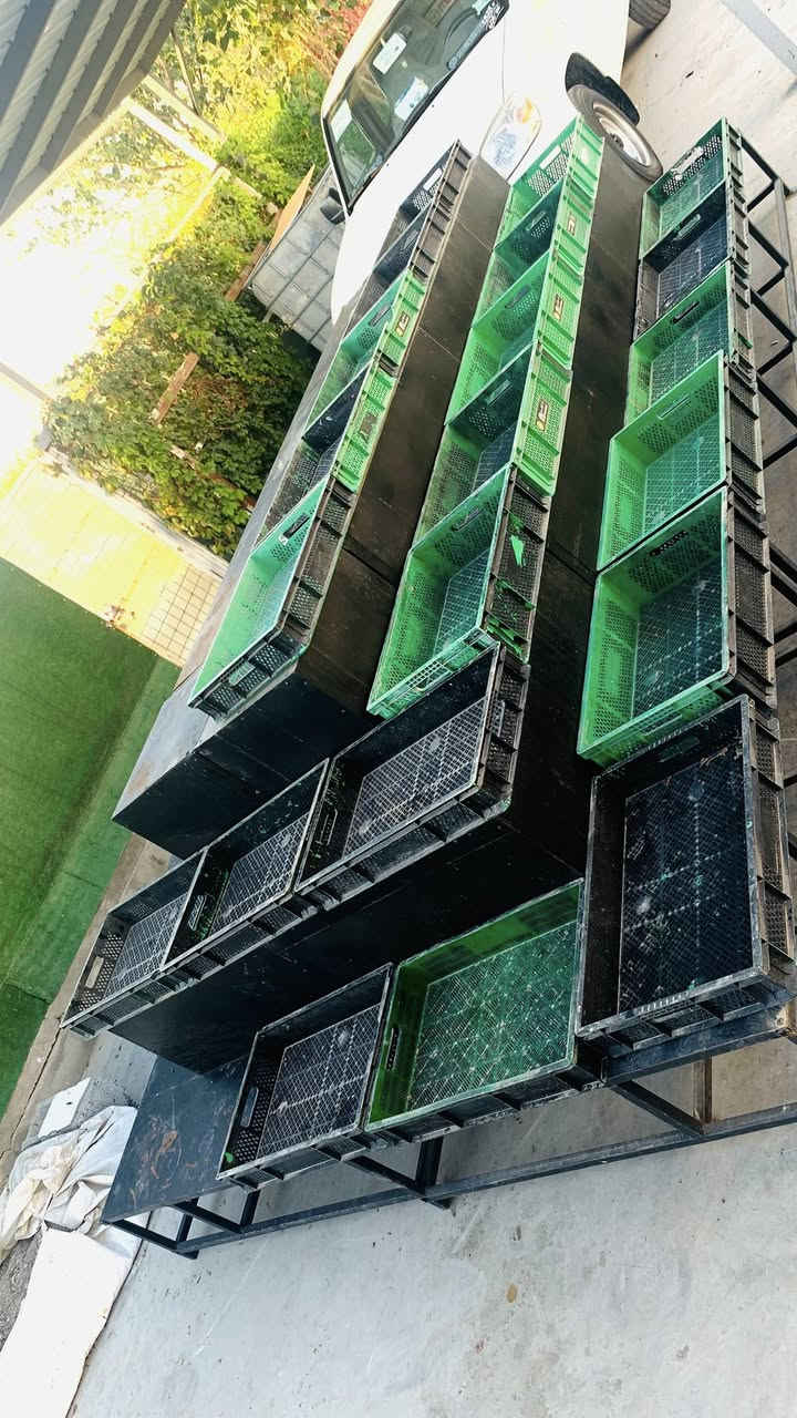 ستاند سه و زه و ميوه چوار پارچه هه موو ئاسن شتيكى زؤر باشه سى به شه  هيج جيگاى نه شكاوه به ئاسن زؤر باش دروست كراوه سحرى گونجاوه ز.م ***********
