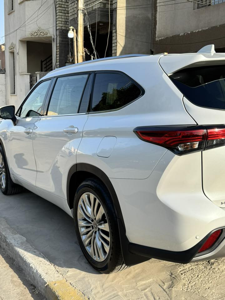 تويوتا هايلندر بلاتينيوم فول مواصفات ١/١ هايبرد موديل ٢٣ بيهة طخة خفيفة بالجاملغ الامامي فقط بدون ارباك مغلفة ppf ماشية ١٥ الف ميل السيارة جديدة السعر ٣٩ الف  للاستفسار *********** غير متواجد ع الفيس
