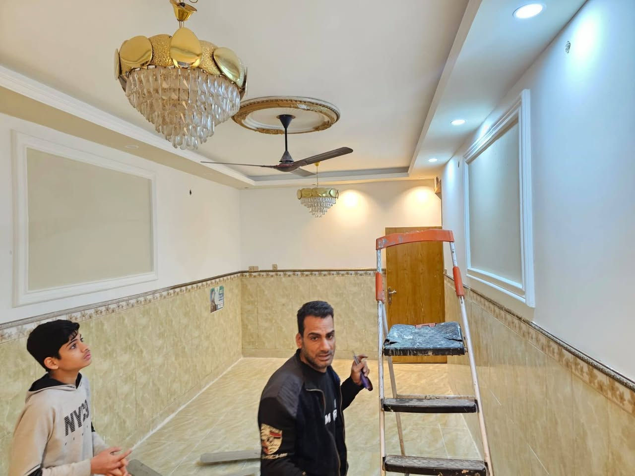 سلام عليكم عندي بيت البيع بغداد حي البتول قرب لملعب لول بيت عل شارع لعام بي محلات عدد 2 ثنين يصير روضه يصير مجمع طبي ولستفسار على رقم ***********
