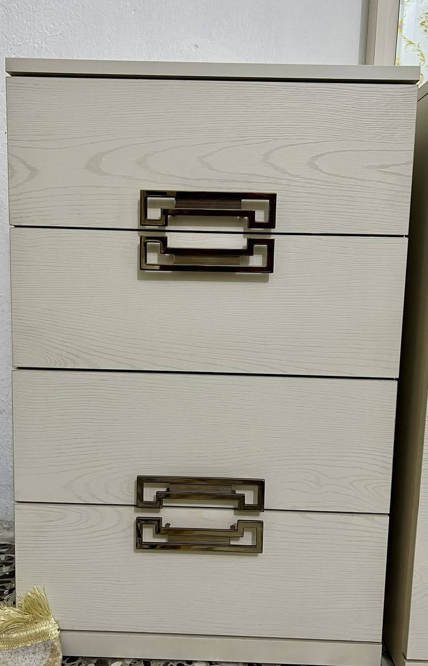 غرفة تركية ١٠ قطع جديدة مستعملة قليل 
السرير مخزن والشازلون مخزن مع اربع منافذ للشحن واضاءة لد في ملحقات السرير واضاءة لد في ميز التواليت


**إذا كنت صاحب هذا الإعلان وتريد حذفه لأي سبب، رجاءا أرسل رسالة إلى الدعم الفني**